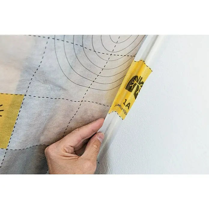 Isover Vario Dichtstoff Doublefit+ - 310 ml - Nahaufnahme eines beklebten IKEA Kumlifttu Luftqualitätssensors mit einer Hand, die das Produkt auf einer Wand hält.