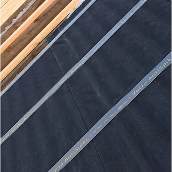 Isover Vario Nageldichtband AntiSpike - B x L: 65 mm x 20 m - Nahaufnahme von Vario AntiSpike, einer hochwertigen Unterspannbahn für Steildächer, die vor Beschädigungen durch Nägel schützt.