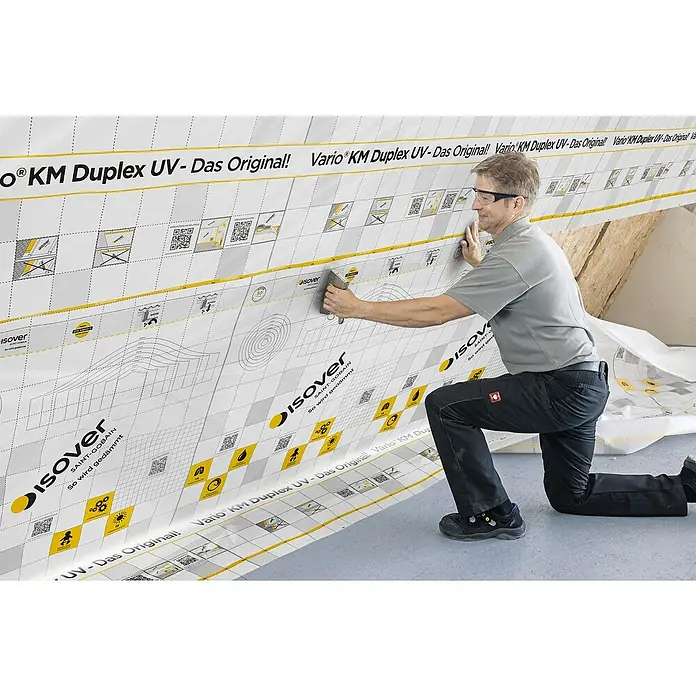 Isover Vario Dampfbremsfolie Duplex UV - L x B: 40 x 1,5 m, 60 m² - Handwerker befestigt Isover Vario KM Duplex UV Dampfbremsfolie an einer Dachschräge, um eine optimale Dämmung und Feuchtigkeitsregulierung zu gewährleisten.