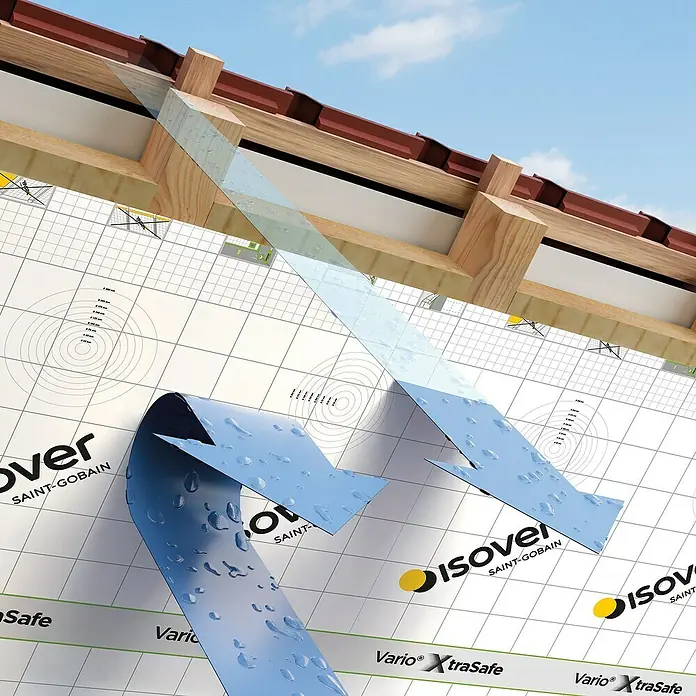 Isover Dampfbremsfolie XtraSafe - L x B: 40 x 1,5 m, 60 m² - Detailansicht des Isover Vario XtraSafe Feuchteschutzsystems für Dächer mit blauen Pfeilen, die die korrekte Installation zeigen.