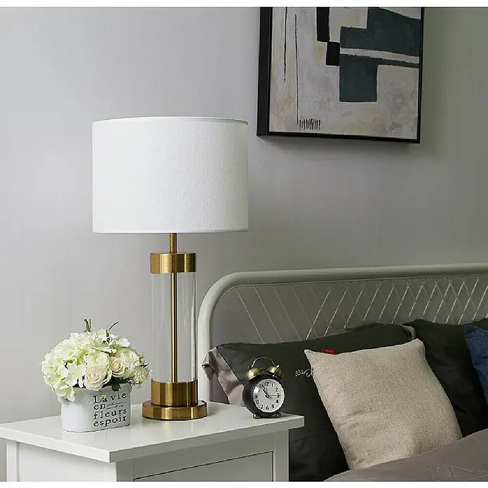 Lámpara de sobremesa - 40 W, L x An x Al: 33 x 33 x 60 cm, Oro, Blanco, E27 - Elegante lámpara de noche con pantalla blanca y decoración floral, creando un ambiente acogedor para cualquier dormitorio.