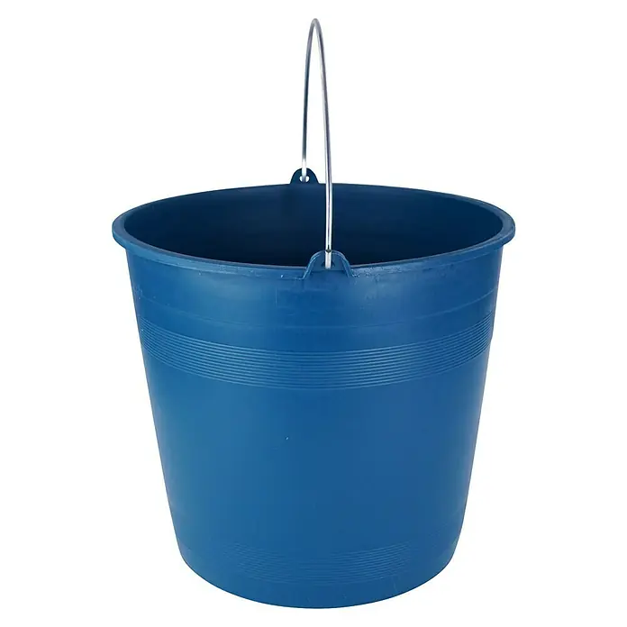 Cubo de limpieza Reciclado - 12 l, Plástico, Azul - En la imagen se ve un cubo azul con un asa metálica plateada. El cubo está vacío y situado sobre un fondo negro.