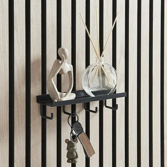 Millex Ablagekonsole - L x B x H: 7,2 x 20 x 6,7 cm, Passend für: Akustikpaneele, Montageart: Einhängen - Wandmontierter Schlüsselhalter mit kleinem Regal für Dekorationen, Schlüsselanhänger mit Bärenmotiv hängen darunter.