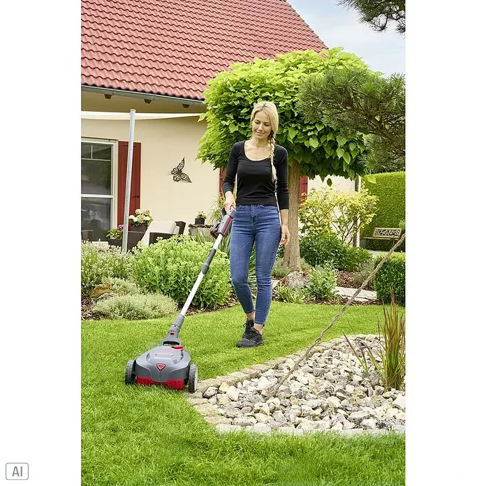AL-KO 18V/36V Akku-Rasenmäher 22.6 - 18 V - 36 V, 1 Akku, 2,5 Ah, Schnittbreite: 22 cm - Frau benutzt einen Rasenlüfter im Garten. Das Gerät ist grau-rot und hat Räder für eine einfache Handhabung auf dem Rasen.