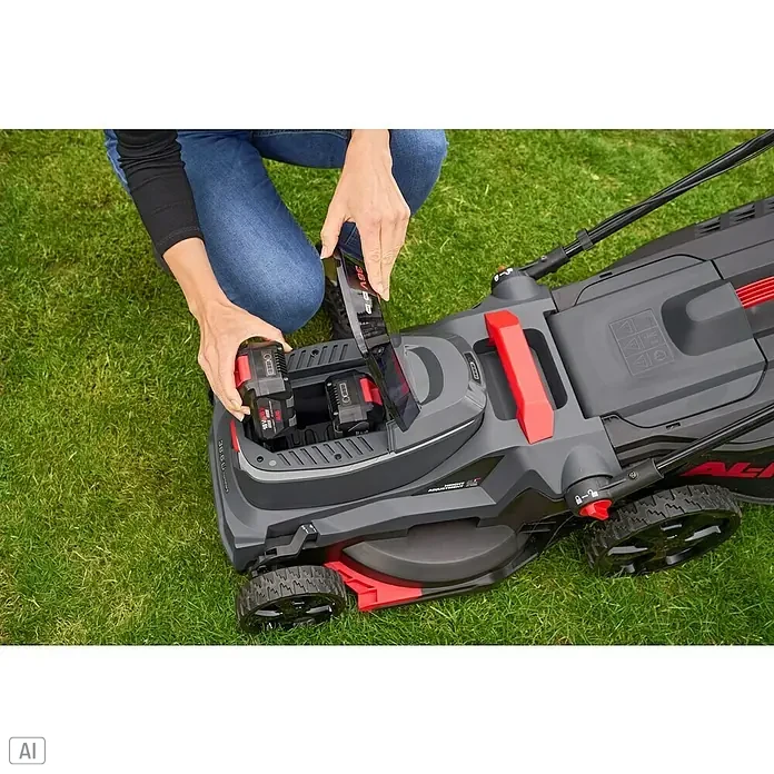 AL-KO 18V/36V Akku-Rasenmäher 38.6 - 18 V - 36 V, 2 Akkus, 4 Ah, Schnittbreite: 38 cm - Eine Person setzt einen Akku in einen AL-KO Rasenmäher ein. Der Rasenmäher ist grau und rot und steht auf einem grünen Rasen.