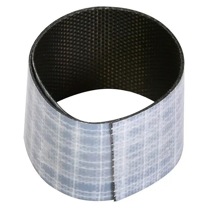 Firefix Gewebe-Klebeband - Selbstklebend, Länge: 30 cm - Ein flexibles, zylindrisches Produkt mit einer reflektierenden Außenseite und einer dunklen, gemusterten Innenseite.