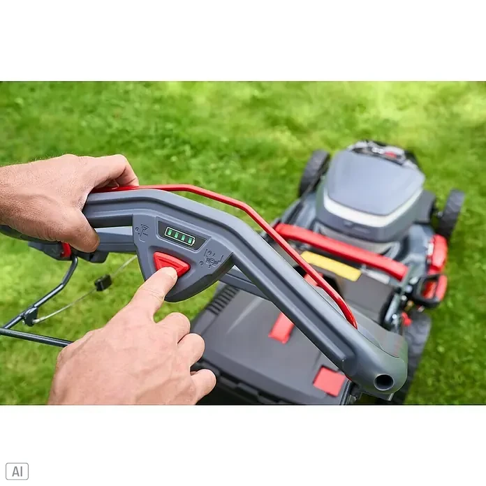 AL-KO 18V/36V Akku-Rasenmäher 51.6 - 18 V - 36 V, 2 Akkus, 8 Ah, Schnittbreite: 51 cm - Ein Akku-Rasenmäher wird mit einer Hand am Griff bedient, wobei der Akkuladestand gut sichtbar ist.