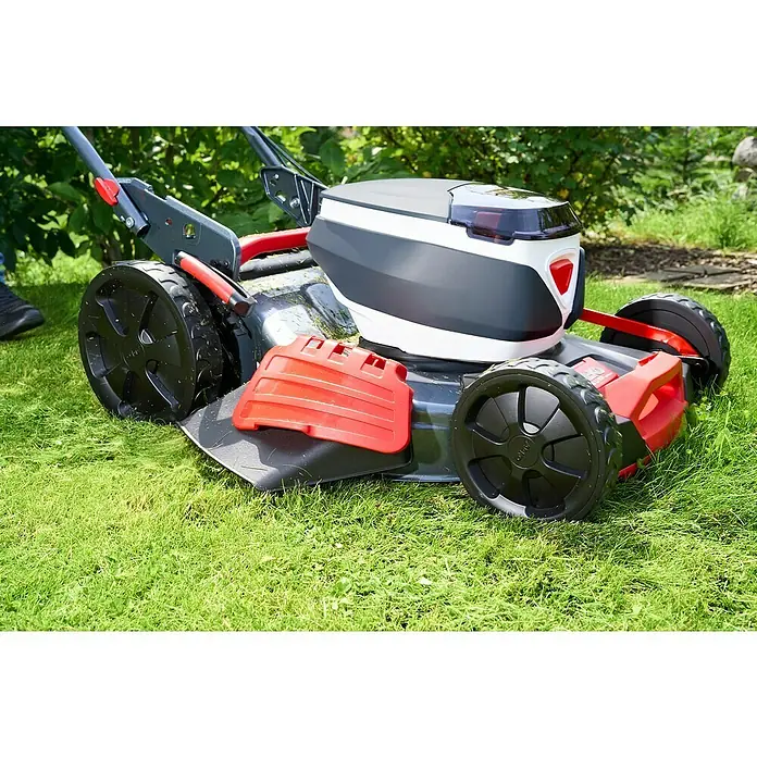 AL-KO 18V/36V Akku-Rasenmäher 51.6 - 18 V - 36 V, 2 Akkus, 8 Ah, Schnittbreite: 51 cm - Ein Rasenmäher steht auf einem grünen Rasen, bereit für den Einsatz. Der Rasenmäher ist grau, weiß und rot akzentuiert.