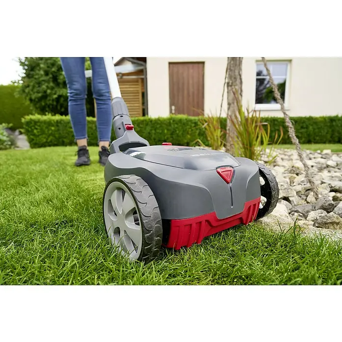 AL-KO 18V/36V Akku-Rasenmäher 22.6 - 18 V - 36 V, 1 Akku, 2,5 Ah, Schnittbreite: 22 cm - Nahaufnahme eines Rasenmähers in einem Garten.