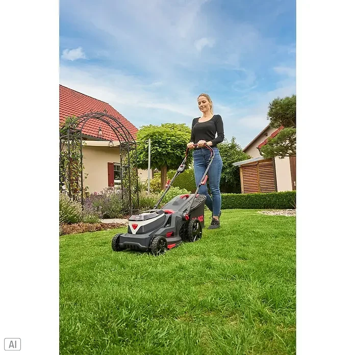 AL-KO 18V/36V Akku-Rasenmäher 38.6 - 18 V - 36 V, 2 Akkus, 4 Ah, Schnittbreite: 38 cm - Frau, die mit einem AL-KO Akku-Rasenmäher im Garten den Rasen mäht, vor einem Haus mit Gartenbogen und Büschen.