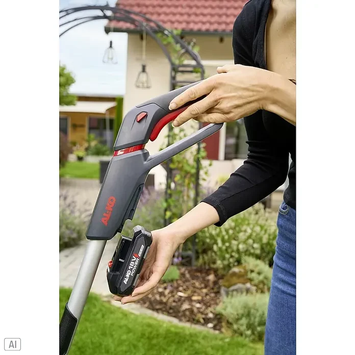 AL-KO 18V/36V Akku-Rasenmäher 22.6 - 18 V - 36 V, 1 Akku, 2,5 Ah, Schnittbreite: 22 cm - Eine Frau setzt einen AL-KO 18V POWER Akku in einen AL-KO Rasentrimmer ein.