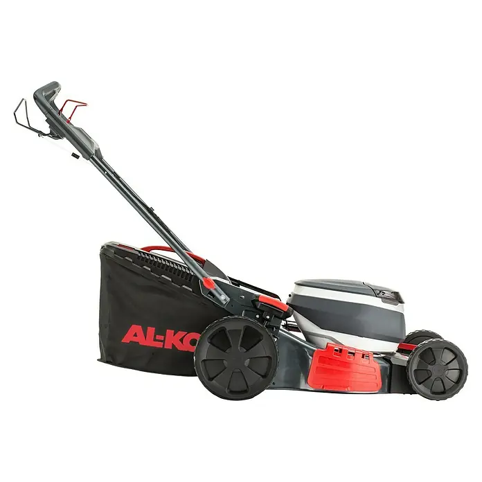 AL-KO 18V/36V Akku-Rasenmäher 46.6 - 18 V - 36 V, 2 Akkus, 5 Ah, Schnittbreite: 46 cm - Seitenansicht eines AL-KO Akku-Rasenmähers mit Grasfangkorb. Der Rasenmäher hat rote Akzente und schwarze Räder.
