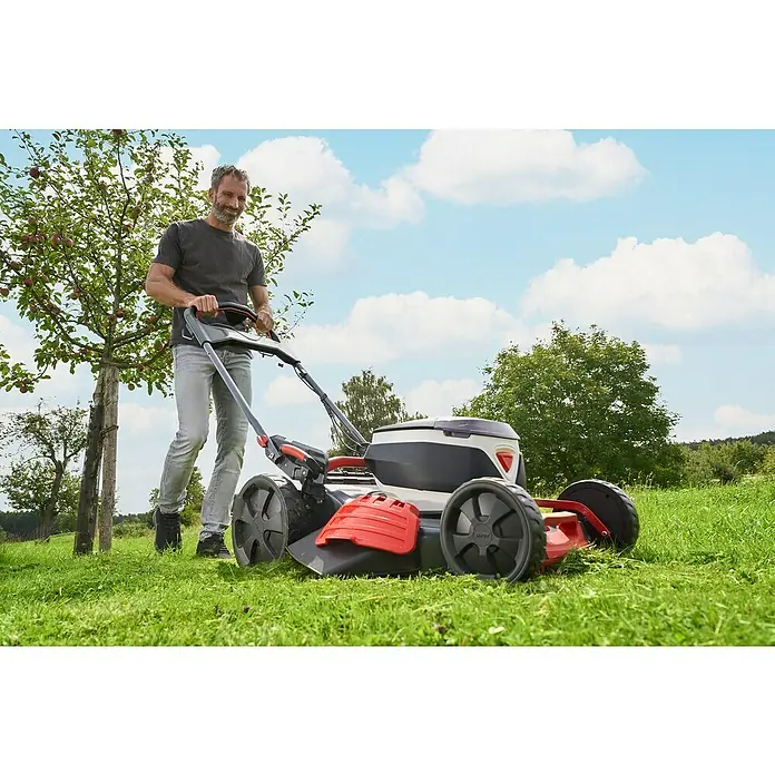 AL-KO 18V/36V Akku-Rasenmäher 46.6 - 18 V - 36 V, 2 Akkus, 5 Ah, Schnittbreite: 46 cm - Ein Mann mäht den Rasen mit einem AL-KO Rasenmäher an einem sonnigen Tag. Perfekt für die Gartenarbeit.