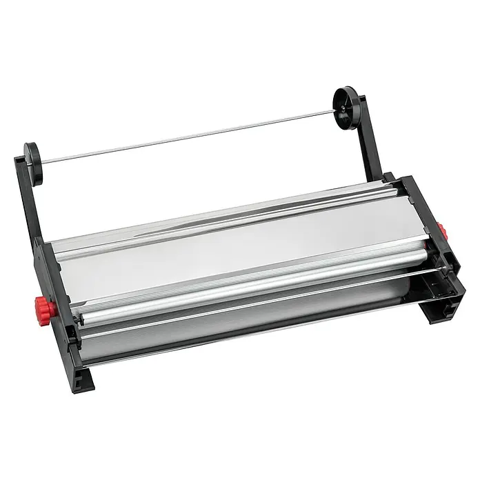 Tapetenkleistergerät - Passend für: Euro Rollen 53 cm - Eine schräge Ansicht eines Rollenbeschichters mit silbernem Korpus und schwarzen und roten Details. Geeignet für gleichmäßige Beschichtungen.