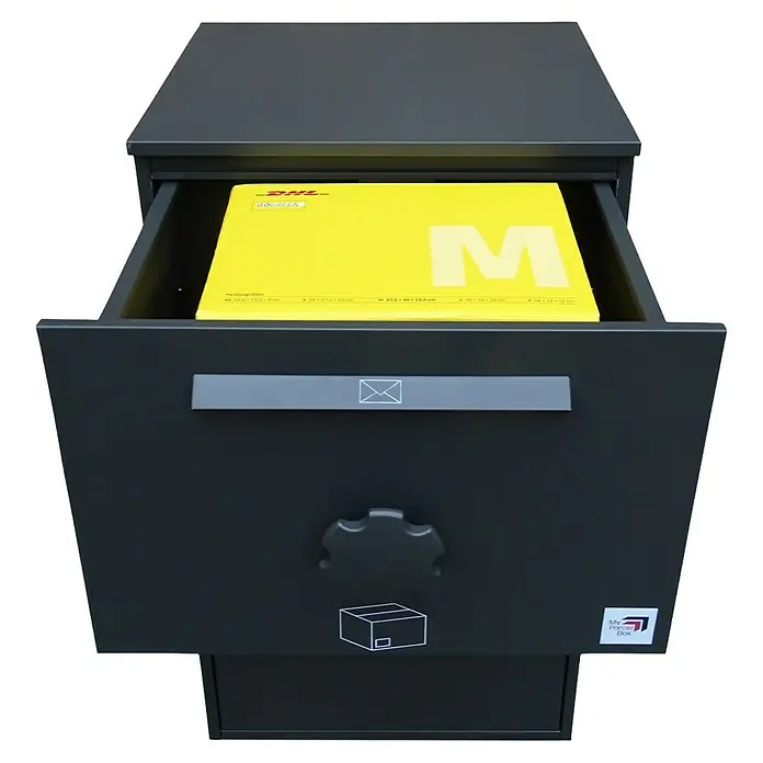 My Parcel Box Paketbox - L x B x H: 48 x 60 x 110 mm, Grau, Stahl, Fassungsvermögen: 62 l - Ein Paketbriefkasten mit einer gelben DHL-Sendung. Ideal für sichere und wettergeschützte Postzustellung.