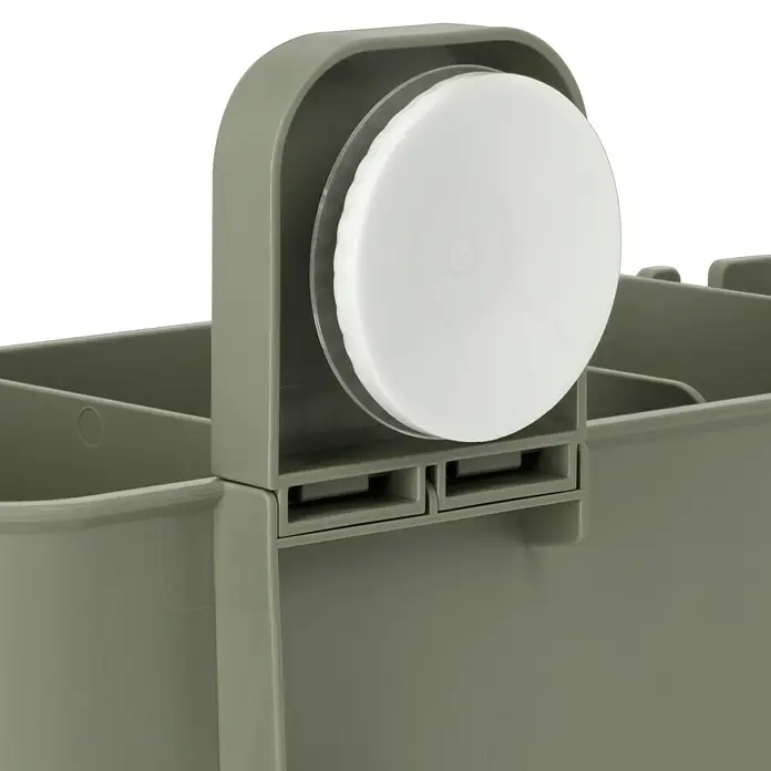 Venus Duschkorb Orsa - 14,8 x 30,5 x 14,7 cm, Grün - Nahaufnahme einer Sage Green Aufbewahrungsbox mit einem weißen Saugnapf für die Befestigung an glatten Oberflächen. Praktisch für Bad oder Küche.