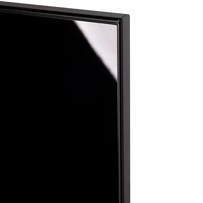 Badheizkörper Montevideo - B x H: 470 x 1.800 mm, Nennleistung: 1.964 W, Schwarz, 1 x Halter 15mm - Nahaufnahme eines modernen Fernsehers mit schlankem Rahmen und glänzendem Bildschirm, der ein elegantes Design zeigt.