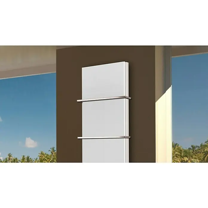 Badheizkörper Montevideo - B x H: 470 x 1.800 mm, Nennleistung: 1.964 W, Weiß, 2 x Halter 15mm - Elegantes, weißes Handtuchheizkörper mit zwei chromfarbenen Handtuchhaltern an einer braunen Wand, mit Blick auf eine tropische Landschaft.