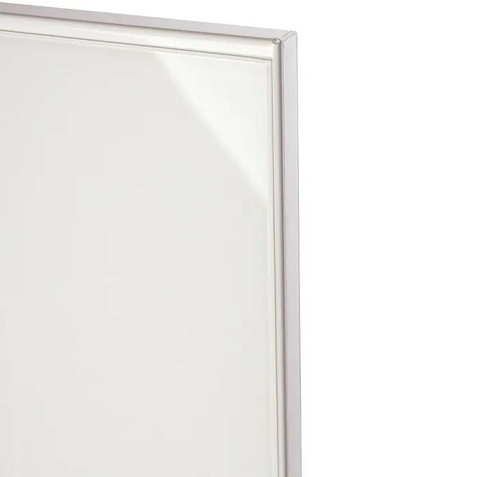 Badheizkörper Montevideo - B x H: 470 x 1.800 mm, Nennleistung: 1.964 W, Weiß, 2 x Halter 15mm - Nahaufnahme einer modernen, weißen Schiebetür mit silberfarbenem Rahmen und Griff. Minimalistisches Design für ein stilvolles Interieur.