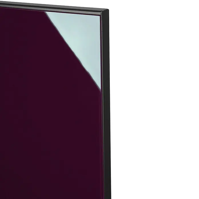 Badheizkörper Montevideo - B x H: 470 x 1.800 mm, Nennleistung: 1.964 W, Violett, Ohne Handtuchhalter - Nahaufnahme eines modernen Schranks mit einer glänzenden, auberginefarbenen Tür und einem schlichten, schwarzen Rahmen.