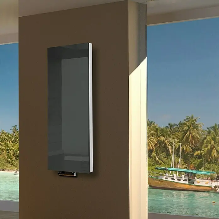 Badheizkörper Montevideo - B x H: 470 x 1.200 mm, Nennleistung: 1.458 W, Anthrazit, Ohne Handtuchhalter - Moderne Infrarotheizung an einer braunen Wand, die eine effiziente und stilvolle Wärmequelle darstellt. Perfekt für ein gemütliches Zuhause mit Blick auf das Meer.