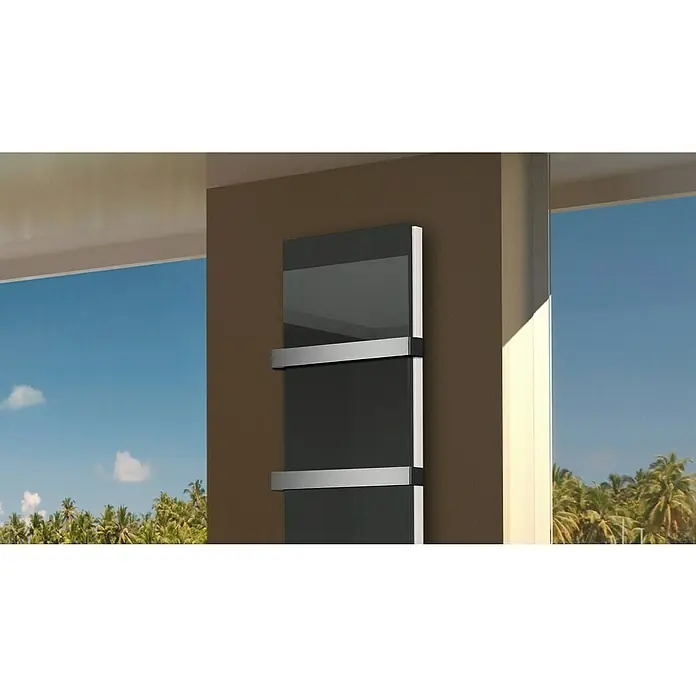 Badheizkörper Montevideo - B x H: 470 x 1.800 mm, Nennleistung: 1.964 W, Anthrazit, 2 x Halter 50mm - Ein modernes, schwarzes Heizkörperelement mit zwei Handtuchhaltern hängt an einer hellbraunen Wand und bietet sowohl Wärme als auch Stil.