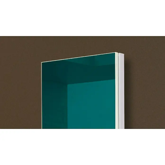 Badheizkörper Montevideo - B x H: 470 x 1.200 mm, Nennleistung: 1.458 W, Türkis, Ohne Handtuchhalter - Nahaufnahme eines schimmernden, aquamarinblauen Schranks mit weißem Rahmen, der modernes Design und ruhige Eleganz vereint.