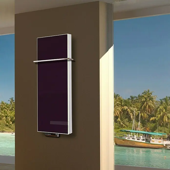 Badheizkörper Montevideo - B x H: 470 x 1.200 mm, Nennleistung: 1.458 W, Violett, 1 x Halter 15mm - Modernes Heizkörper-Design in dunklem Lila mit Chromdetails. Elegante Heizlösung für ein stilvolles Zuhause, mit Blick auf den Strand.