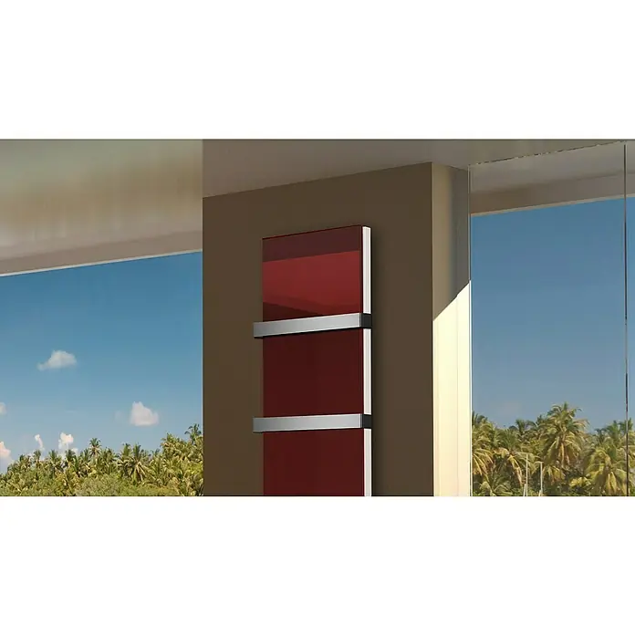 Badheizkörper Montevideo - B x H: 470 x 1.800 mm, Nennleistung: 1.964 W, Rot, 2 x Halter 50mm - Ein moderner, bordeauxroter Heizkörper mit zwei silberfarbenen Handtuchhaltern, der an einer Wand in einem hellen, luftigen Raum hängt.