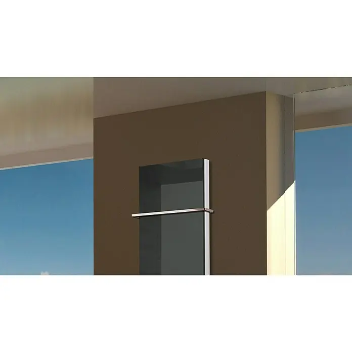 Badheizkörper Montevideo - B x H: 470 x 1.200 mm, Nennleistung: 1.458 W, Anthrazit, 1 x Halter 15mm - Nahaufnahme eines modernen, grauen Handtuchwärmers mit silberner Stange an einer braunen Wand, vor einem hellen Fenster.