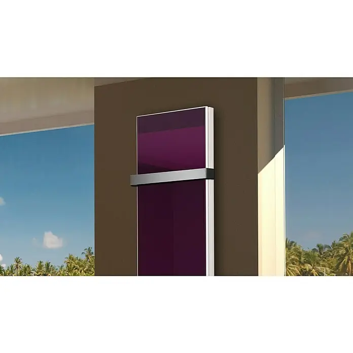Badheizkörper Montevideo - B x H: 470 x 1.800 mm, Nennleistung: 1.964 W, Violett, 1 x Halter 50mm - Elegante, vertikale Designheizkörper in Lila mit Handtuchhalter, montiert an einer braunen Wand vor einem sonnigen Fenster.