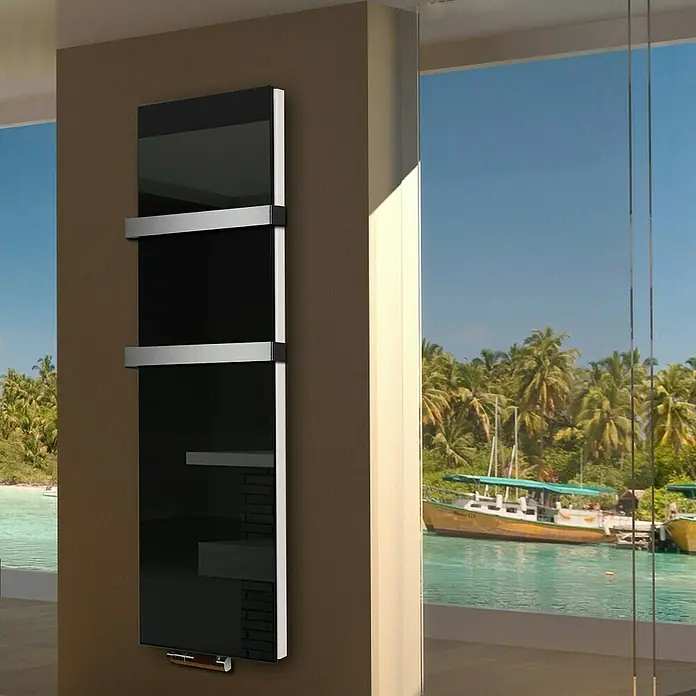 Badheizkörper Montevideo - B x H: 470 x 1.800 mm, Nennleistung: 1.964 W, Schwarz, 2 x Halter 50mm - Das Bild zeigt einen schwarzen, modernen Handtuchwärmer mit Chrom-Akzenten, der an einer Wand in einem stilvollen Badezimmer montiert ist.