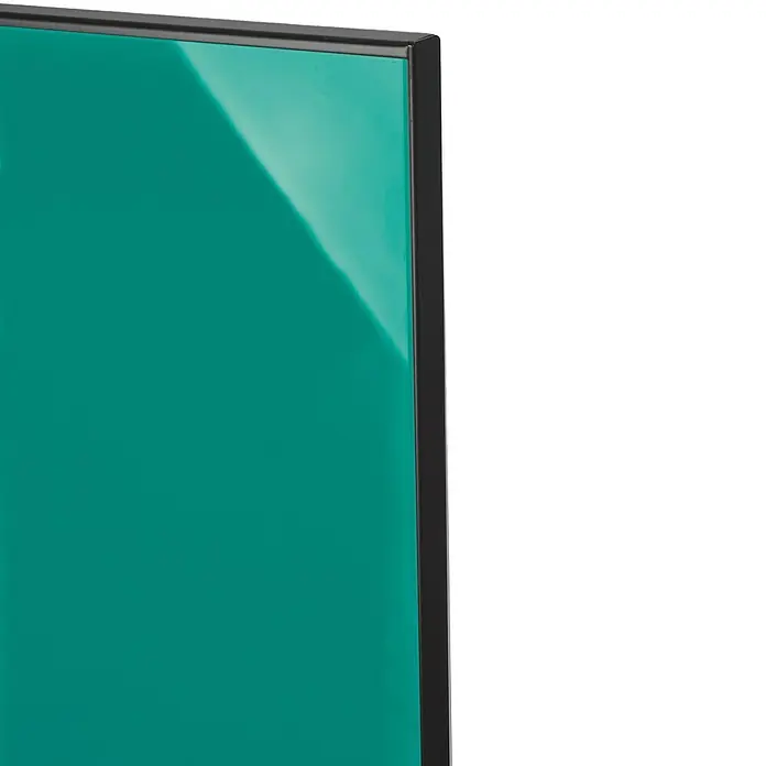 Badheizkörper Montevideo - B x H: 470 x 1.200 mm, Nennleistung: 1.458 W, Türkis, 1 x Halter 15mm - Nahaufnahme einer grünen Schreibtafel mit einem schlanken, schwarzen Rahmen, der sich ideal für Büros und Schulen eignet.