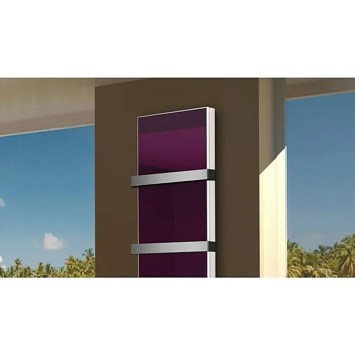 Badheizkörper Montevideo - B x H: 470 x 1.800 mm, Nennleistung: 1.964 W, Violett, 2 x Halter 50mm - Nahaufnahme eines modernen, lilafarbenen Heizkörpers mit Chrombügeln an einer braunen Wand, mit Blick auf einen strahlend blauen Himmel mit Palmen.