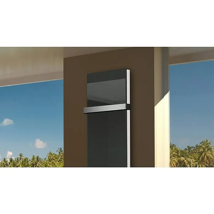 Badheizkörper Montevideo - B x H: 470 x 1.800 mm, Nennleistung: 1.964 W, Anthrazit, 1 x Halter 50mm - Elegantes, modernes Handtuchwärmer-Design in Grau und Silber an einer braunen Wand, das Badezimmeraccessoire vereint Funktionalität mit Stil.