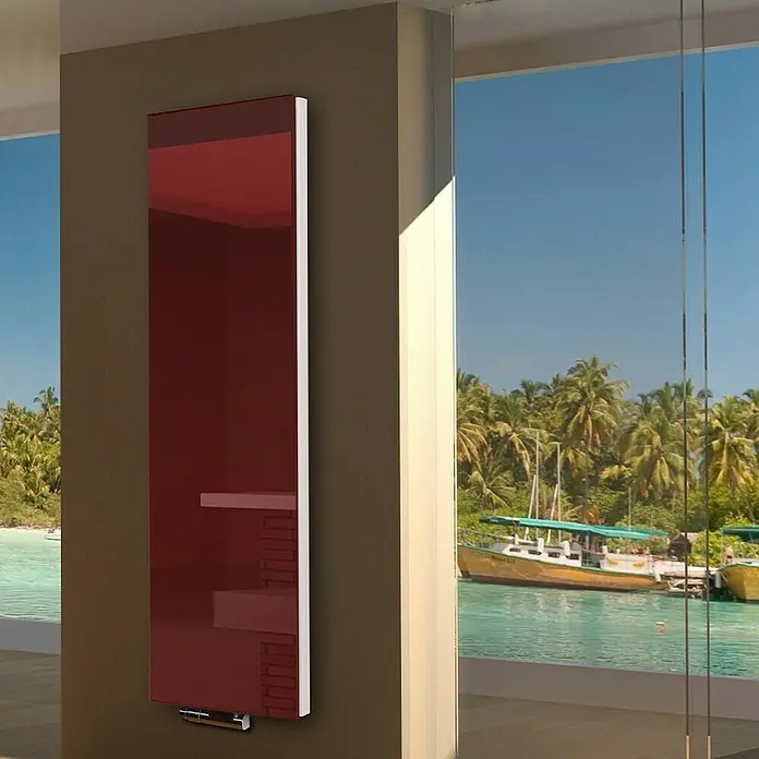 Badheizkörper Montevideo - B x H: 470 x 1.800 mm, Nennleistung: 1.964 W, Rot, Ohne Handtuchhalter - Ein moderner, hochformatiger, roter Heizkörper mit weißen Akzenten hängt an einer braunen Wand vor einer tropischen Meereslandschaft.