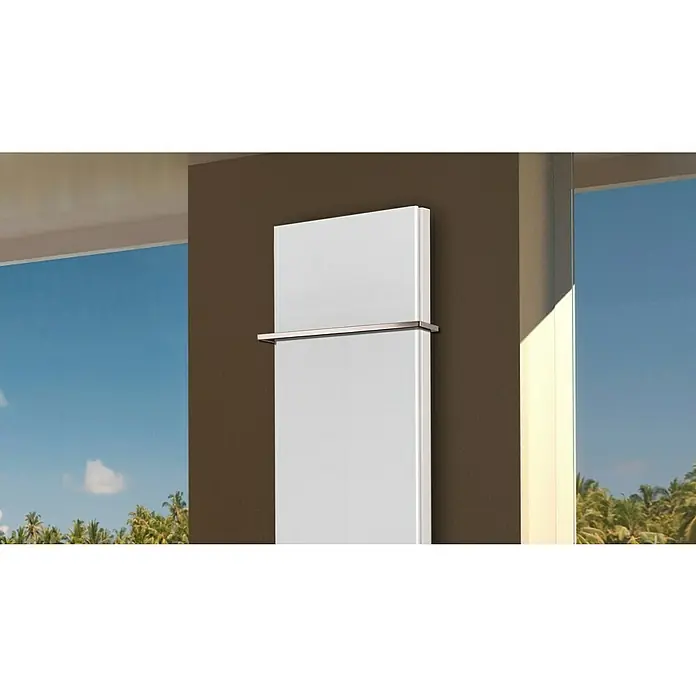 Badheizkörper Montevideo - B x H: 470 x 1.800 mm, Nennleistung: 1.964 W, Weiß, 1 x Halter 15mm - Ein modernes, weißes Heizpaneel mit Handtuchhalter ist an einer braunen Wand montiert und bietet sowohl Funktionalität als auch stilvolles Design.