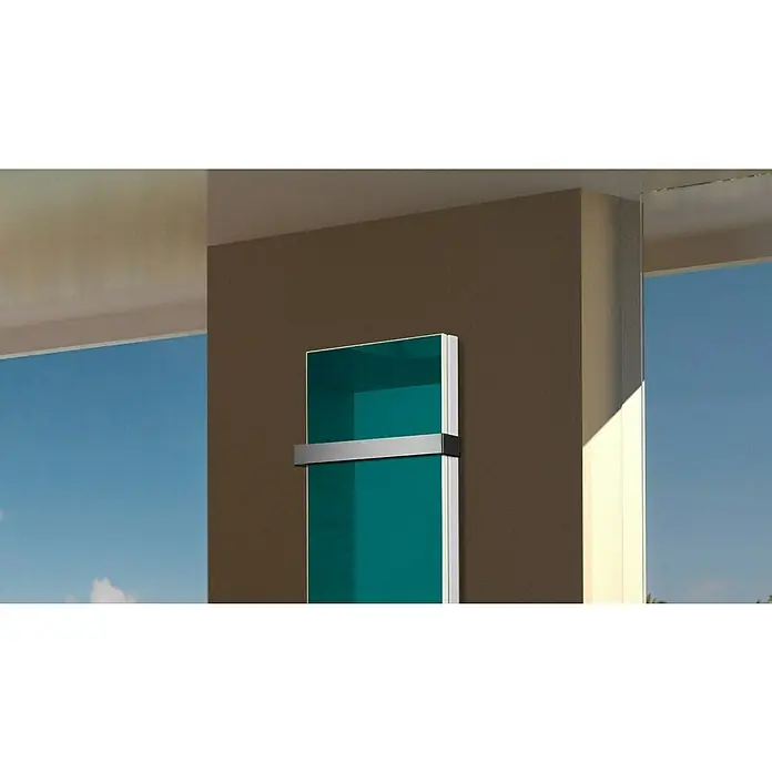 Badheizkörper Montevideo - B x H: 470 x 1.200 mm, Nennleistung: 1.458 W, Türkis, 1 x Halter 50mm - Ein moderner, grüner Heizkörper mit silberner Halterung hängt an einer braunen Wand und sorgt für Wärme und ein stilvolles Ambiente im Raum.