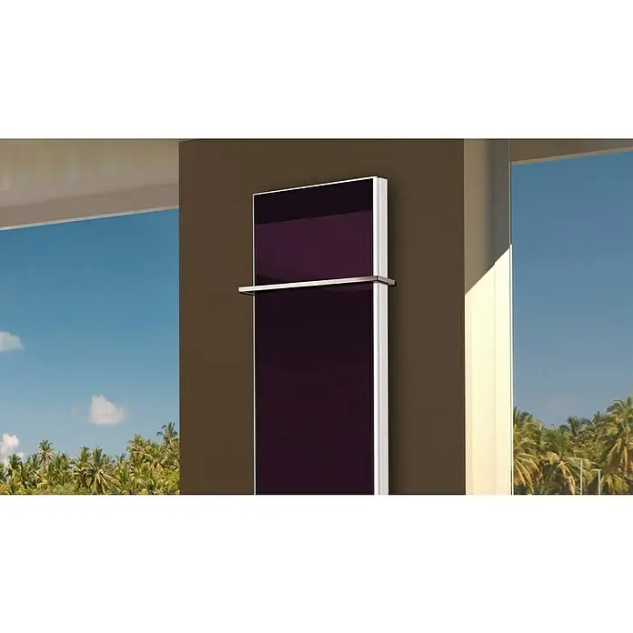 Badheizkörper Montevideo - B x H: 470 x 1.800 mm, Nennleistung: 1.964 W, Violett, 1 x Halter 15mm - Ein eleganter, purpurfarbener Heizkörper mit Handtuchhalter, der an einer Wand neben einem Fenster mit Blick auf Palmen befestigt ist.