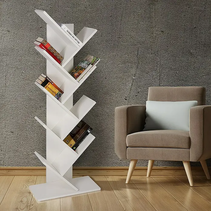 ML-Design Stufenregal Bodenstehendes Regal Aktenregal Aufbewahrungregal - H x B x T: 140 x 25 x 25 cm, Aufstellen, Weiß - Das Bild zeigt ein modernes weißes Bücherregal in Baumform, das mit Büchern gefüllt ist. Daneben steht ein Sessel mit Kissen.