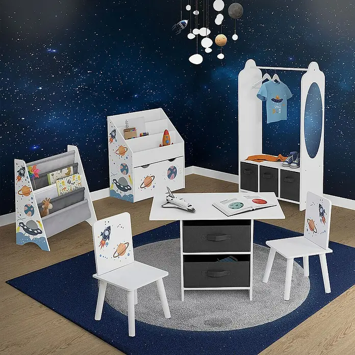 ECD Germany Kindertisch Weltraum Kindersitzgruppe 3tlg. 1x Tisch & 2x Stühle Pressspan / Vlies - L x B x H: 71 x 48 x 54 cm, Verbundwerkstoff, Weiß, Dunkelgrau - Ein Kinderzimmer-Set mit Weltraum-Thema, inklusive Tisch, Stühlen, Bücherregal und Kleiderständer, ideal für fantasievolles Spielen.