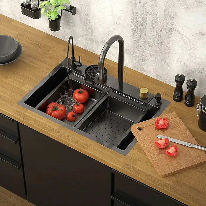 ML-Design Einbauspülen Set -  - Eine moderne, schwarze Küchenspüle mit zwei Becken, einer Abtropffläche und frischen Tomaten unter einem Wasserhahn.