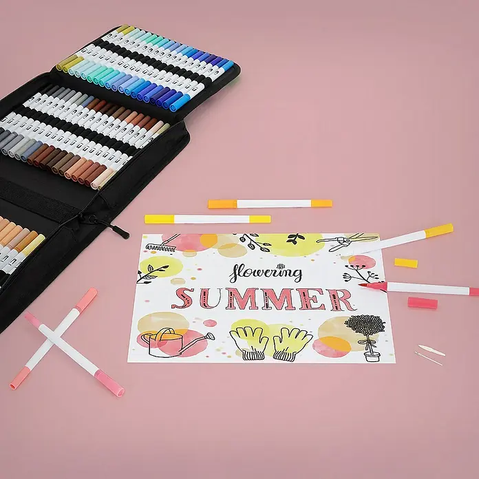 ECD Germany Zeichenstift-Set - Mehrfarbig - Das Bild zeigt ein Set von Markern in verschiedenen Farben, die in einem schwarzen Etui aufbewahrt werden, zusammen mit einer Zeichnung mit dem Schriftzug "Flowering Summer".