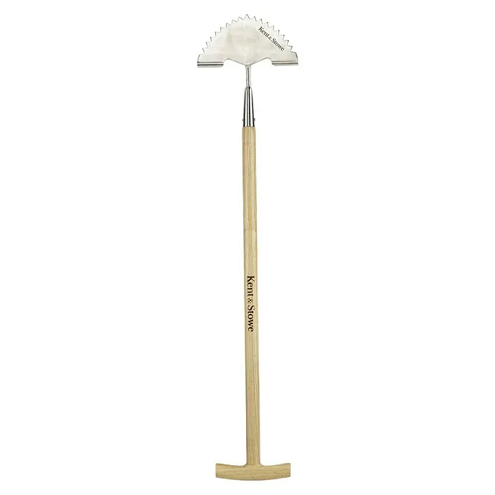Kent & Stowe Rasenkantenstecher - Arbeitsbreite: 22 cm, T-Stiel - Das Bild zeigt einen Kent & Stowe Fugenkratzer mit einem Griff aus Eschenholz und einem Kopf aus rostfreiem Stahl, ideal für die Gartenarbeit.