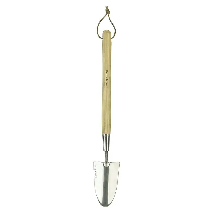 Kent & Stowe Blumenkelle - 8 cm - Nahaufnahme eines kleinen, silbernen Kent & Stowe Handspatens mit einem hellen Holzgriff und einer Aufhängeschlaufe.