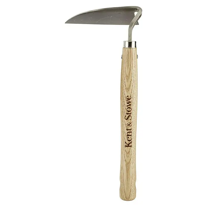 Kent & Stowe Schneidhacke - 5,5 cm - Nahaufnahme einer Unkrauthacke von Kent & Stowe mit Holzgriff und gebogener Stahlklinge, ein praktisches Werkzeug für die Gartenarbeit.