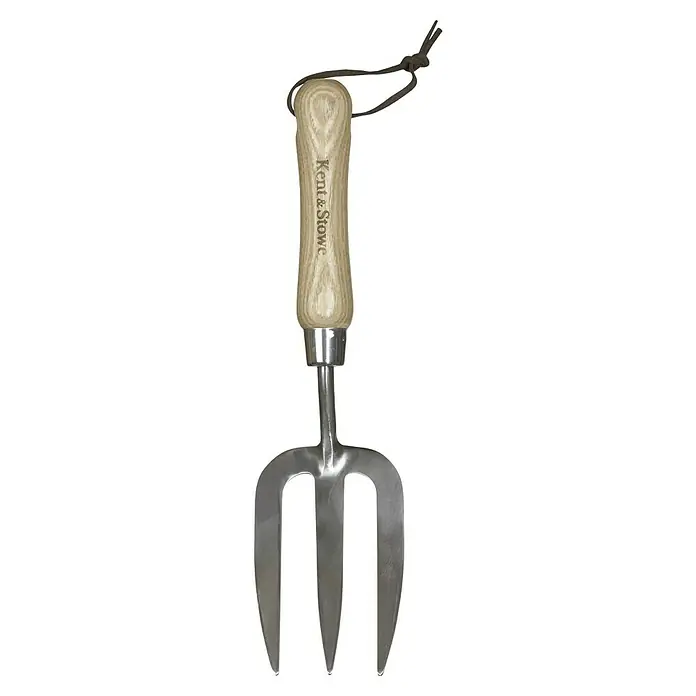 Kent & Stowe Handgabel - 5 cm, 3 - Nahaufnahme einer rostfreien Gartenhandgabel mit Holzgriff der Marke Kent & Stowe, die für Gartenarbeiten und zum Umgraben von Beeten verwendet wird.