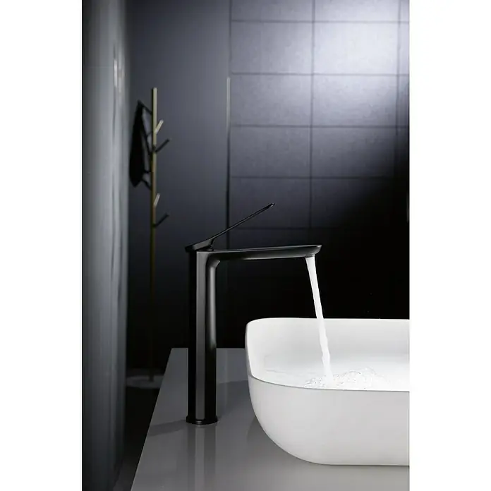 Imex Dinamarca Grifo de lavabo alto - Negro - Elegante grifo negro vertiendo agua en un moderno lavabo en un baño con estilo.