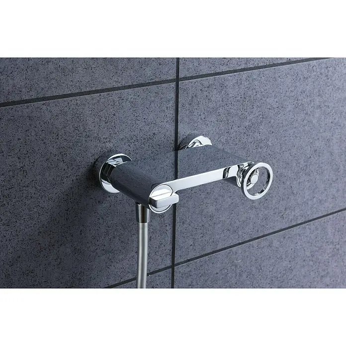Imex Olimpo Grifo de ducha - Cromo - Primer plano de un moderno grifo de ducha con acabado cromado y diseño minimalista sobre azulejos grises.