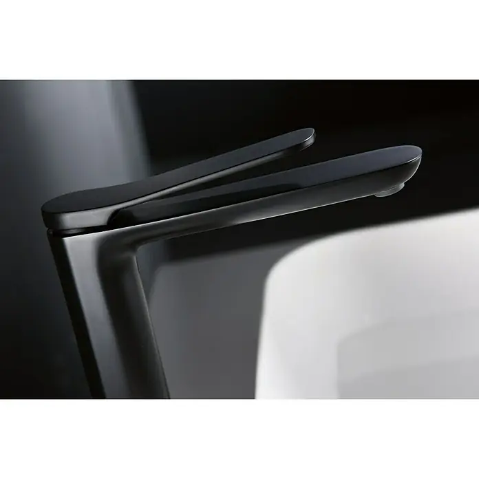 Imex Dinamarca Grifo de lavabo alto - Negro - Primer plano de un elegante grifo negro con un diseño minimalista, perfecto para baños modernos y añade un toque de elegancia.